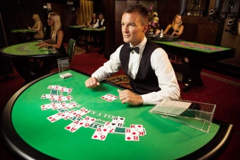 Dealer memandu permainan pada meja kasino live